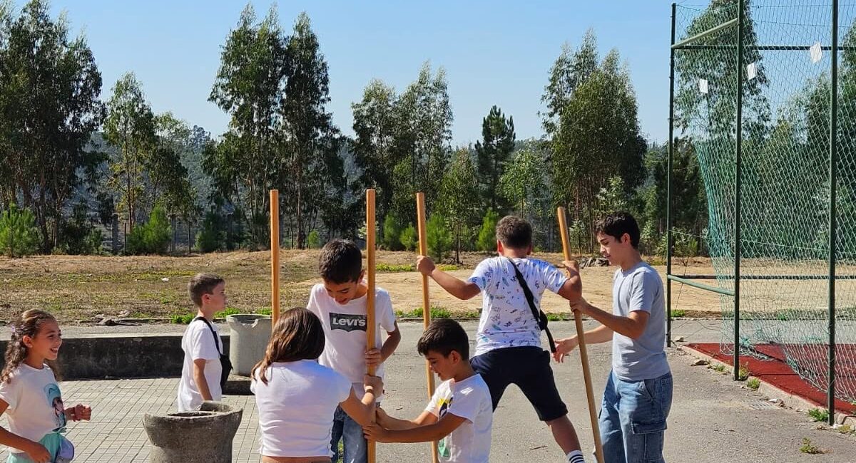 REviver Jogos Tradicionais no Pátio_2.º e 3.º CICLO_outubro de 2025 REviver Jogos Tradicionais no Pátio_2.º e 3.º CICLO_outubro de 2025